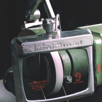 Protecteur pour touret à meuler avec éclairage intégré